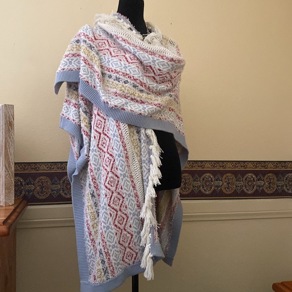 CAbi 5001 Siesta Poncho - Picture 5 of 7